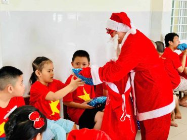 🎅✨ Ông già Noel từ Bắc Cực cưỡi xe Tuần Lộc đã ghé thăm Trung tâm Phước An! ✨🎁