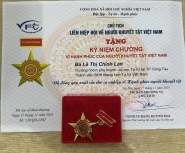 Bà Lê Thị Chính Lan – Giám đốc Trung tâm HTPTGDHN PHƯỚC AN nhận Kỷ niệm chương “Vì hạnh phúc của người khuyết tật”